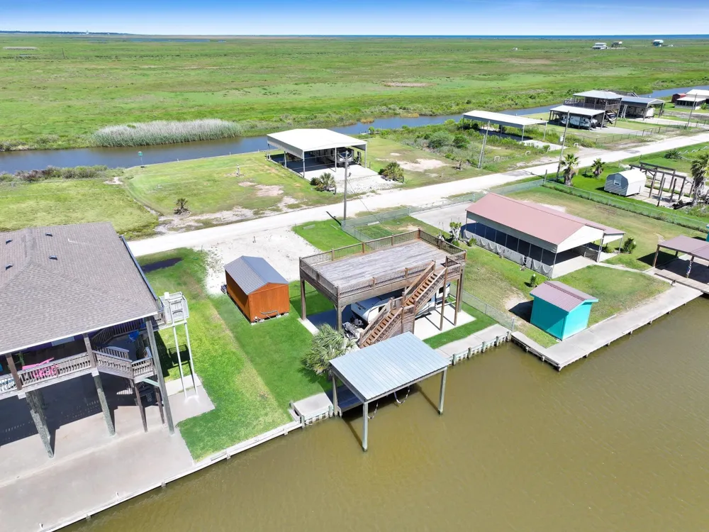 1515 Mabry Street Gilchrist, TX 77617