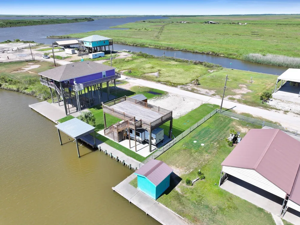 1515 Mabry Street Gilchrist, TX 77617