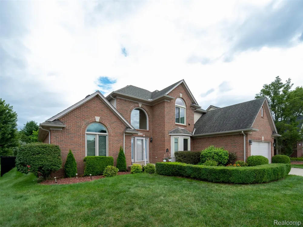 48746 Bradford Drive Macomb Township, MI 48044