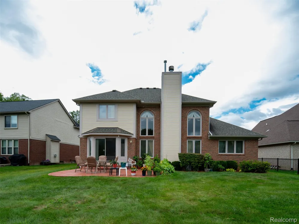 48746 Bradford Drive Macomb Township, MI 48044