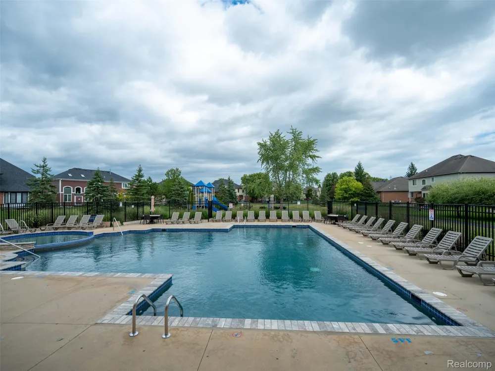 48746 Bradford Drive Macomb Township, MI 48044