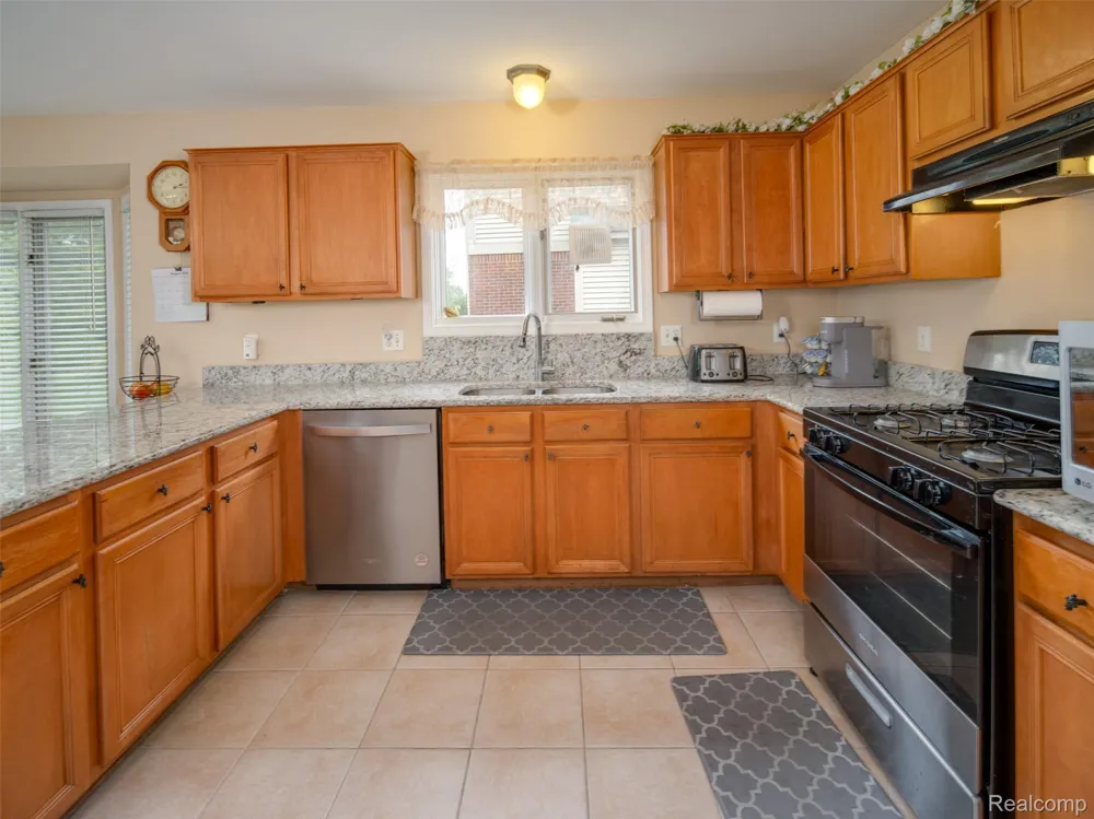 48746 Bradford Drive Macomb Township, MI 48044