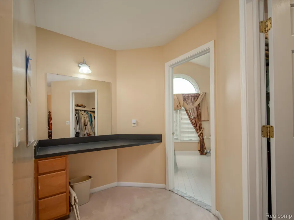 48746 Bradford Drive Macomb Township, MI 48044