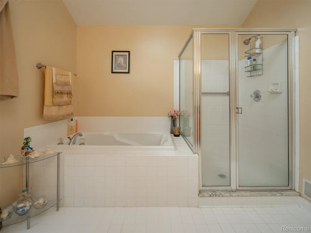 48746 Bradford Drive Macomb Township, MI 48044