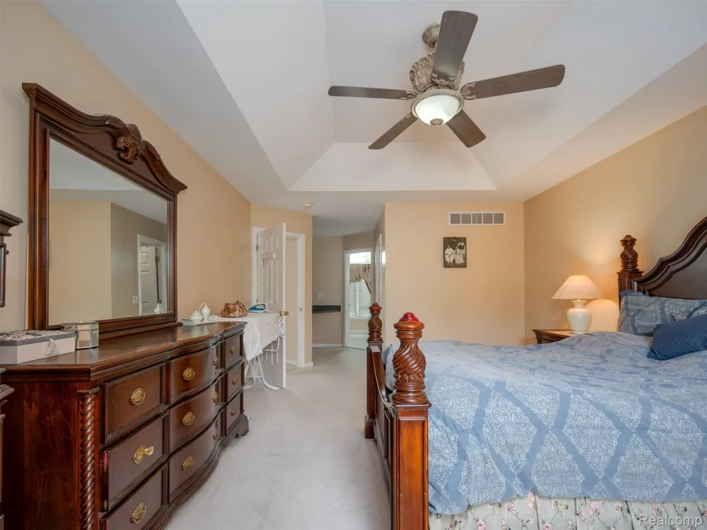 48746 Bradford Drive Macomb Township, MI 48044