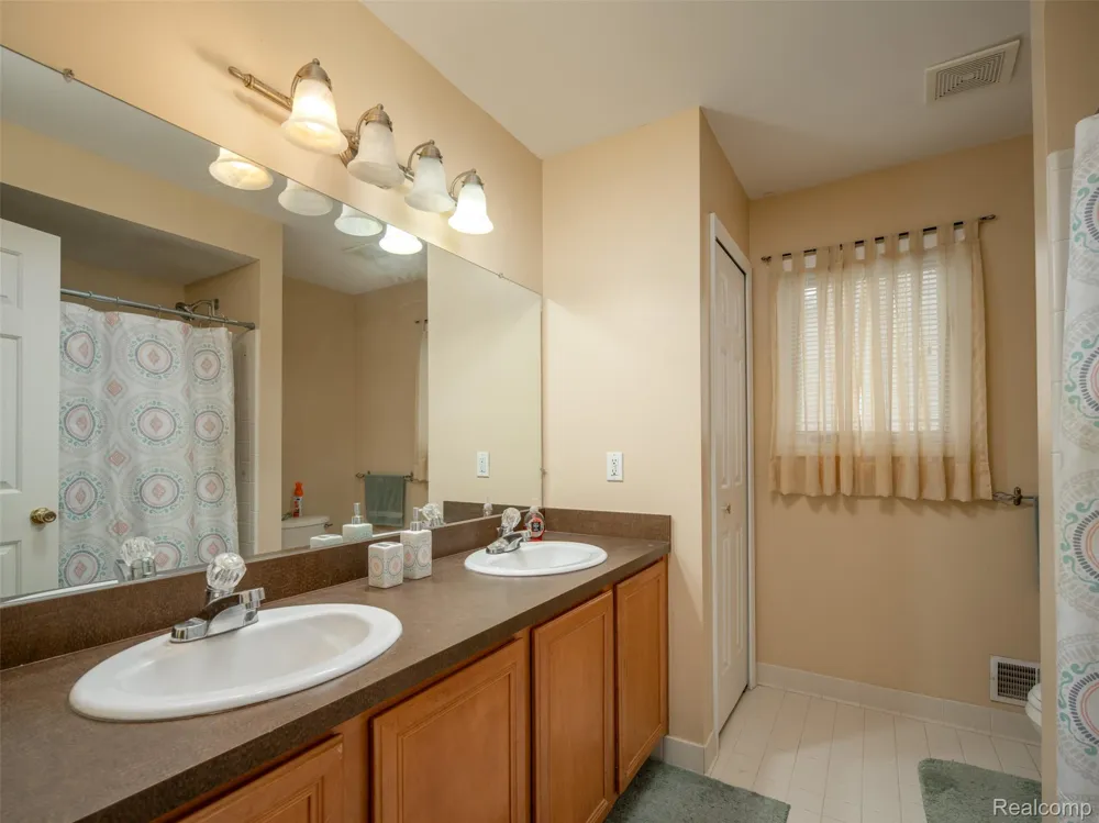 48746 Bradford Drive Macomb Township, MI 48044