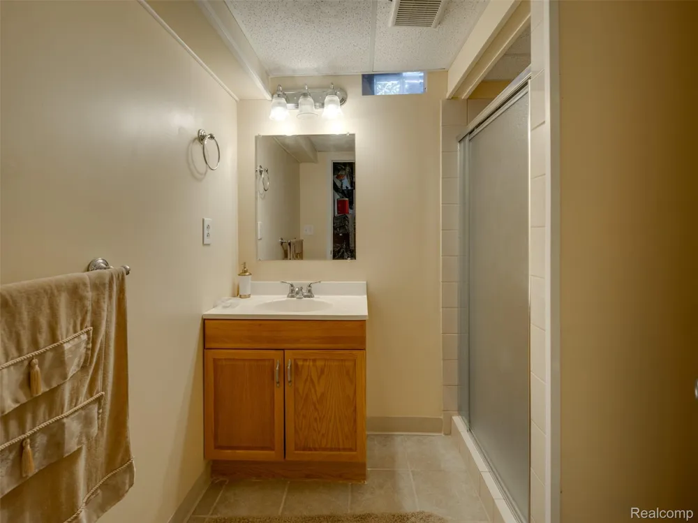 48746 Bradford Drive Macomb Township, MI 48044