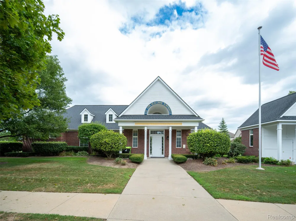 48746 Bradford Drive Macomb Township, MI 48044