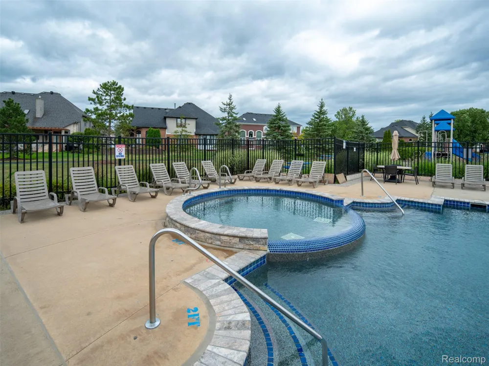48746 Bradford Drive Macomb Township, MI 48044