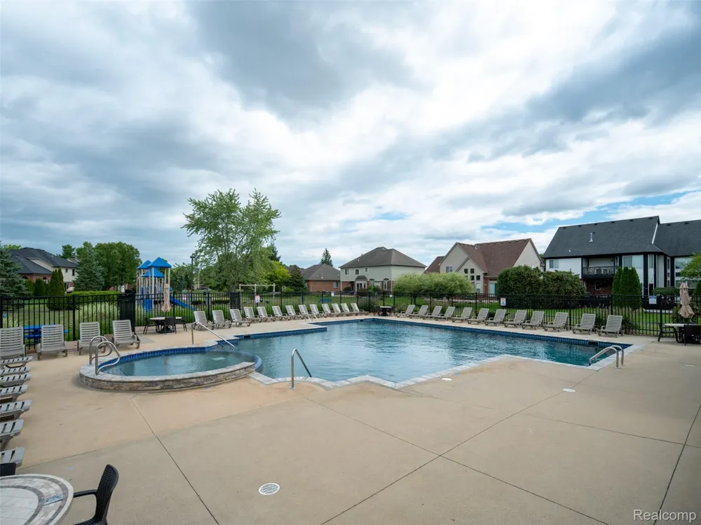 48746 Bradford Drive Macomb Township, MI 48044