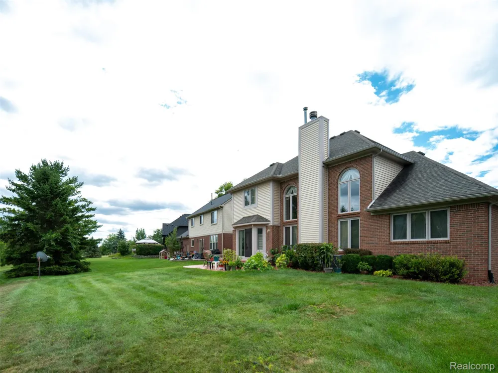 48746 Bradford Drive Macomb Township, MI 48044