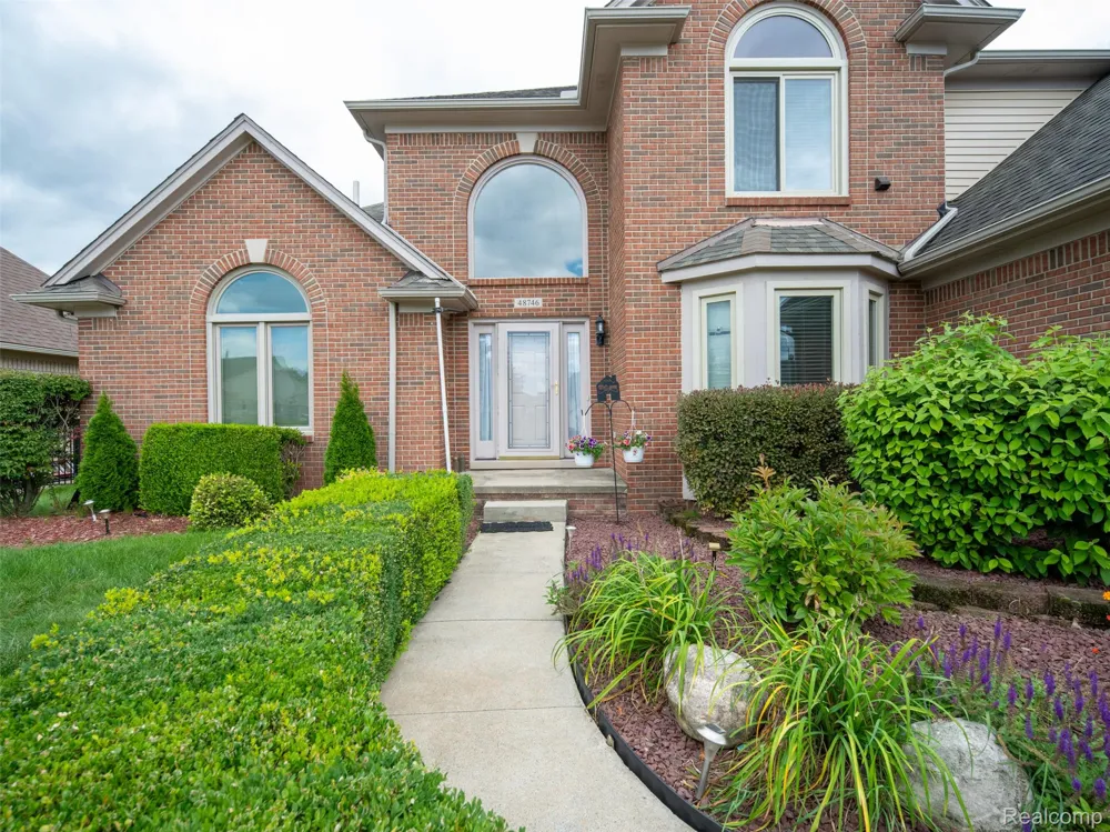 48746 Bradford Drive Macomb Township, MI 48044