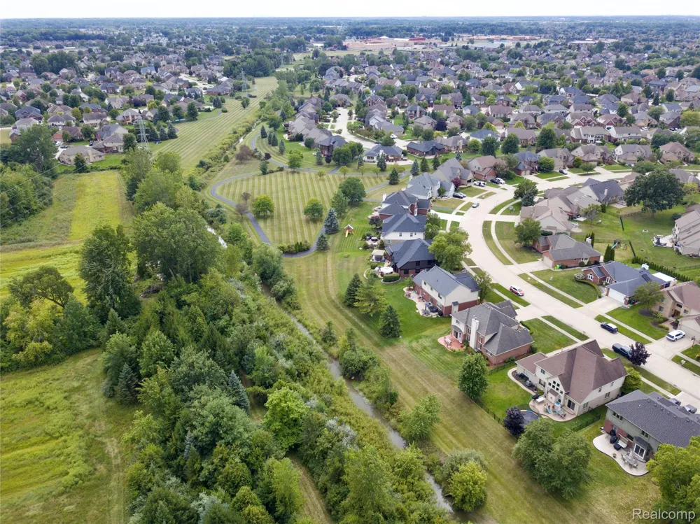 48746 Bradford Drive Macomb Township, MI 48044