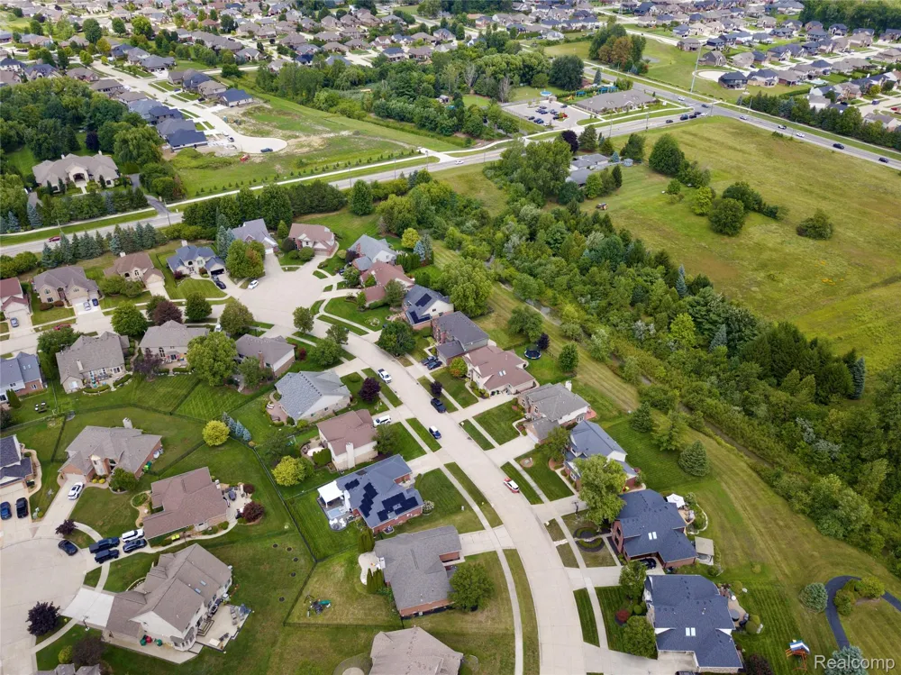 48746 Bradford Drive Macomb Township, MI 48044