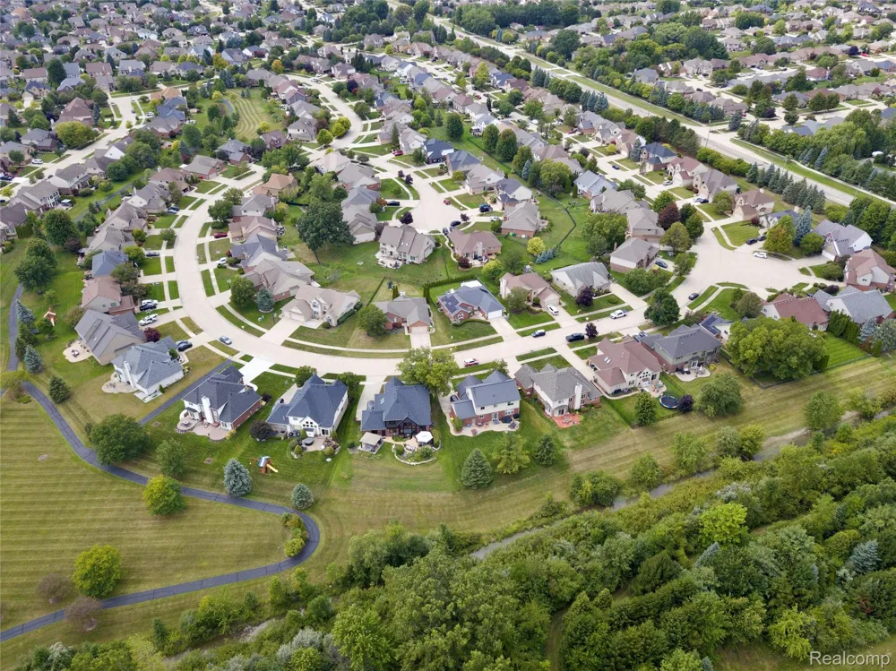 48746 Bradford Drive Macomb Township, MI 48044