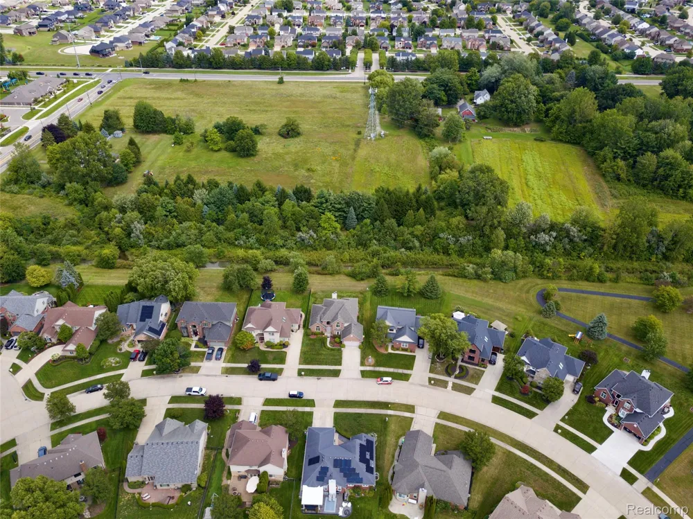 48746 Bradford Drive Macomb Township, MI 48044