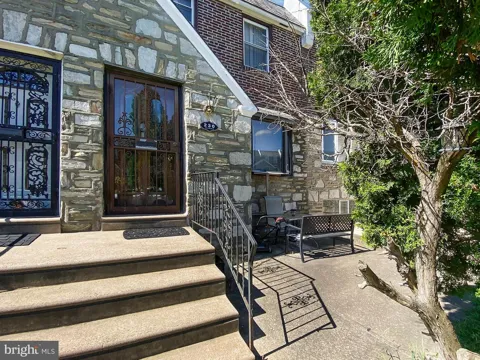 230 E FARISTON DRIVE
