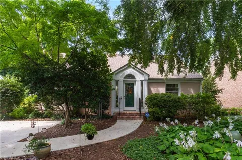 211 E Avondale Drive