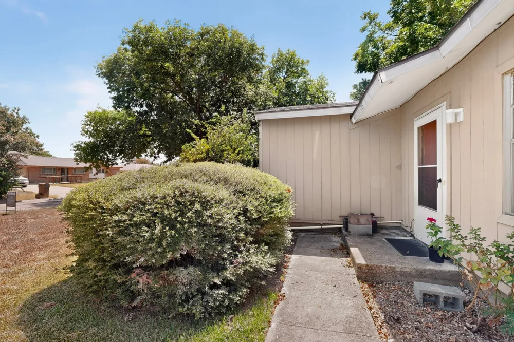 2225 Mayfair Street Ennis, TX 75119
