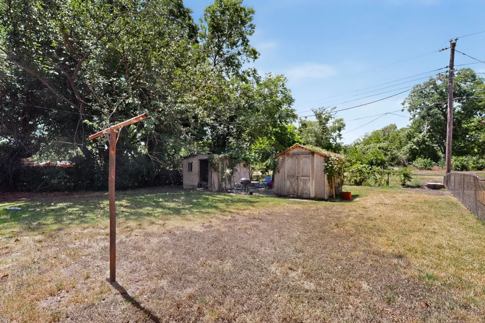 2225 Mayfair Street Ennis, TX 75119