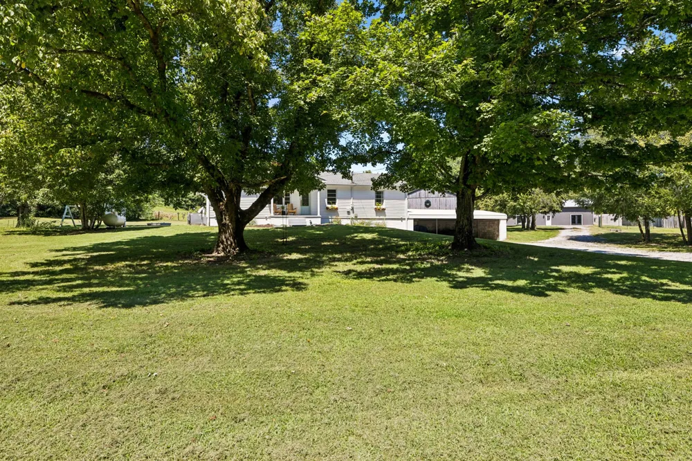 3025 Knob Creek Rd Columbia, TN 38401