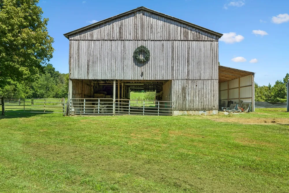 3025 Knob Creek Rd Columbia, TN 38401