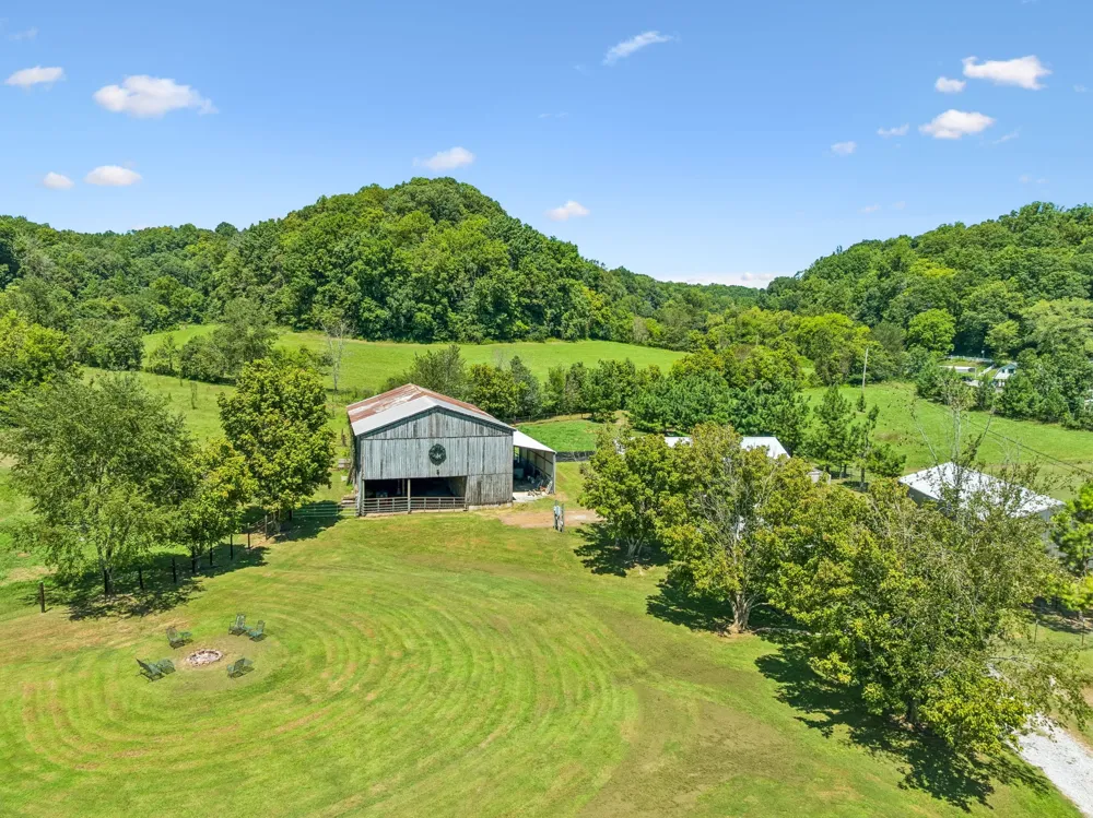 3025 Knob Creek Rd Columbia, TN 38401