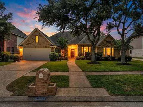 913 Elm Pointe
