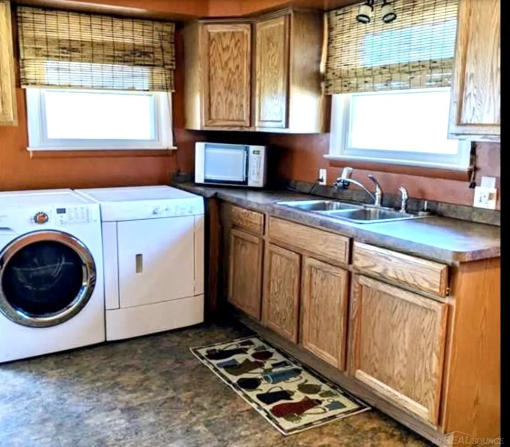 994 VOORHEIS Road Street Waterford Charter Township, MI 48328