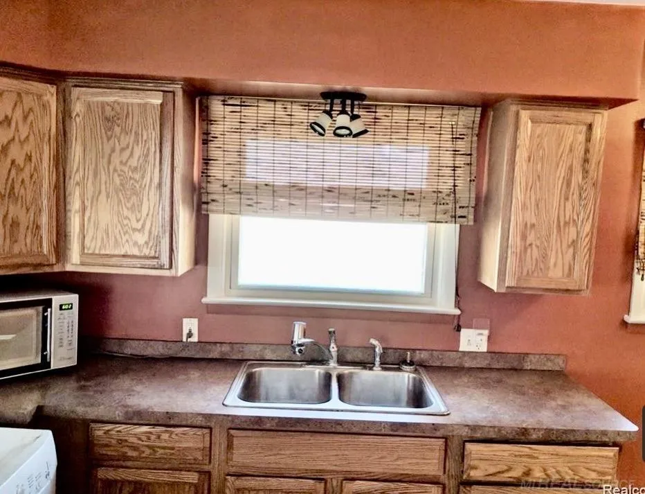 994 VOORHEIS Road Street Waterford Charter Township, MI 48328