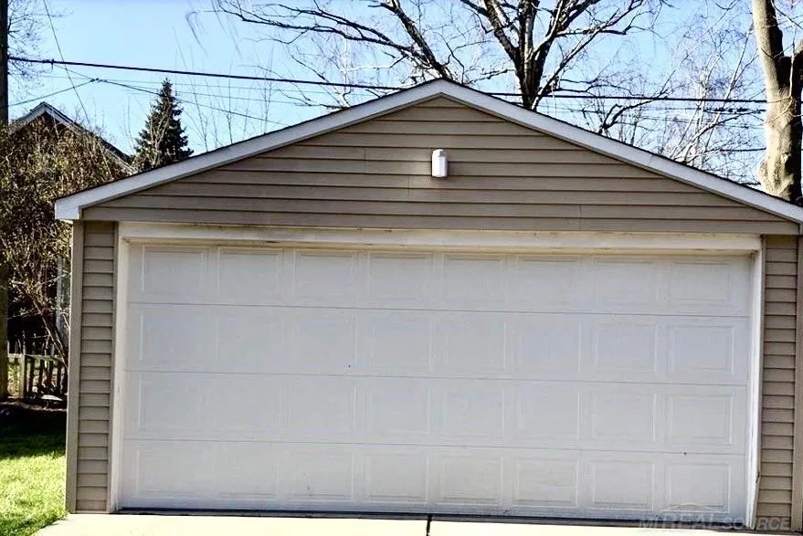 994 VOORHEIS Road Street Waterford Charter Township, MI 48328