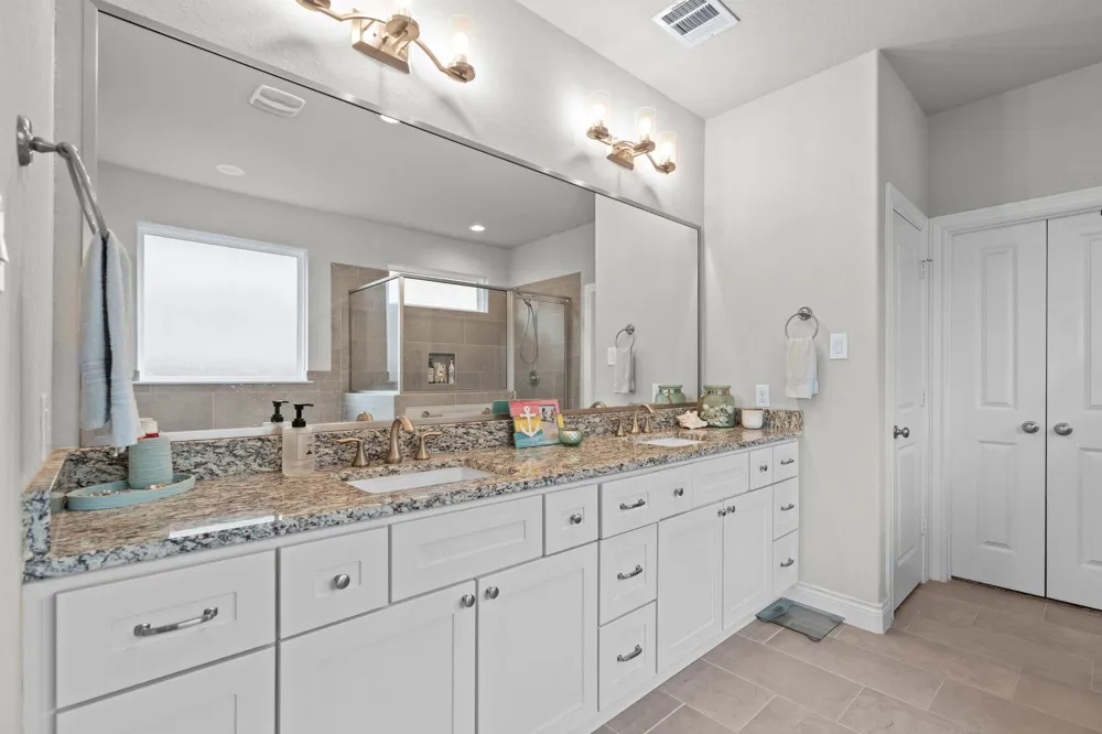 426 Hunters Crossing Drive Sealy, TX 77474