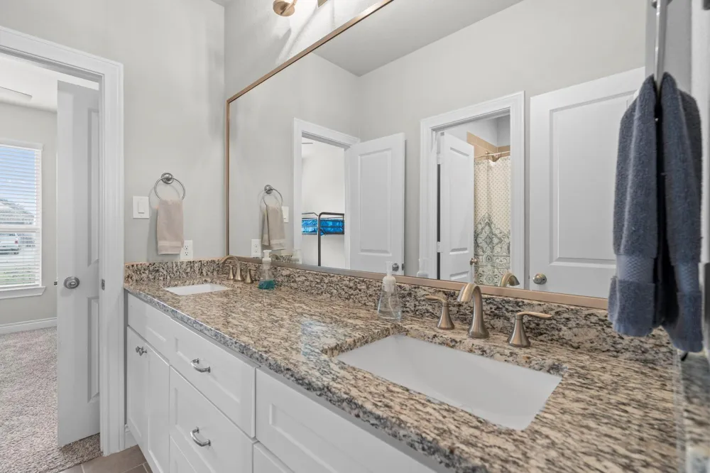 426 Hunters Crossing Drive Sealy, TX 77474