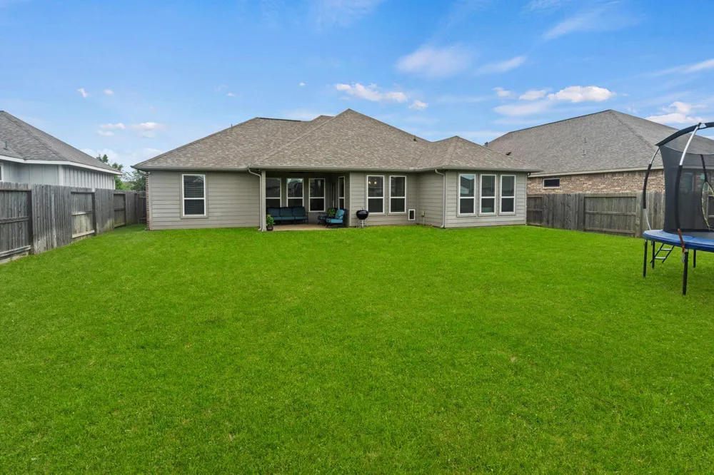 426 Hunters Crossing Drive Sealy, TX 77474