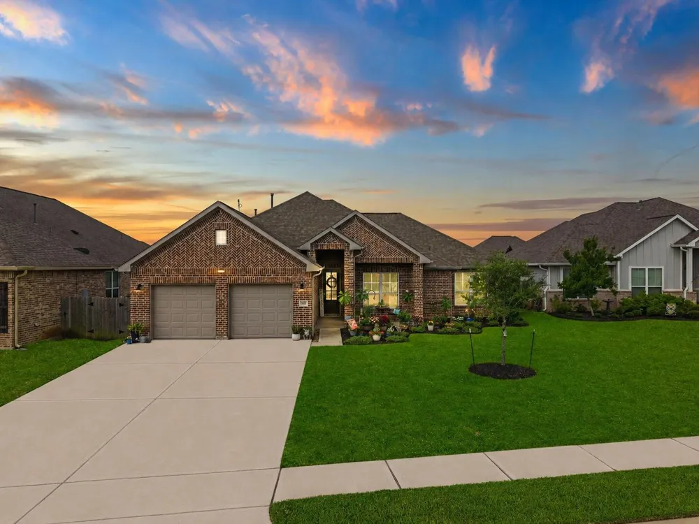 426 Hunters Crossing Drive Sealy, TX 77474