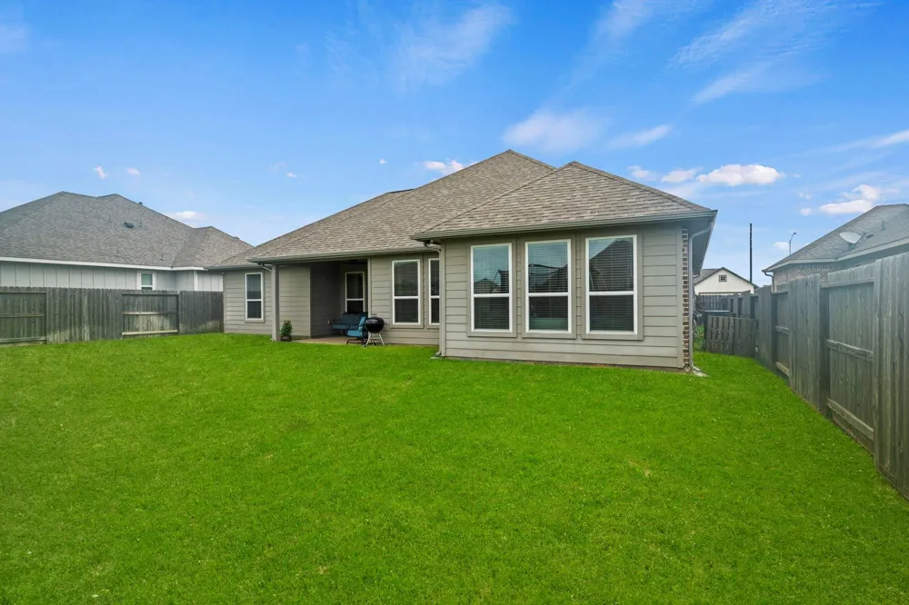 426 Hunters Crossing Drive Sealy, TX 77474