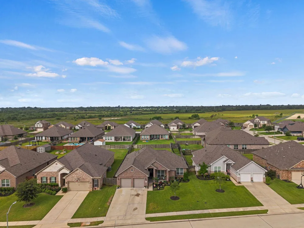 426 Hunters Crossing Drive Sealy, TX 77474