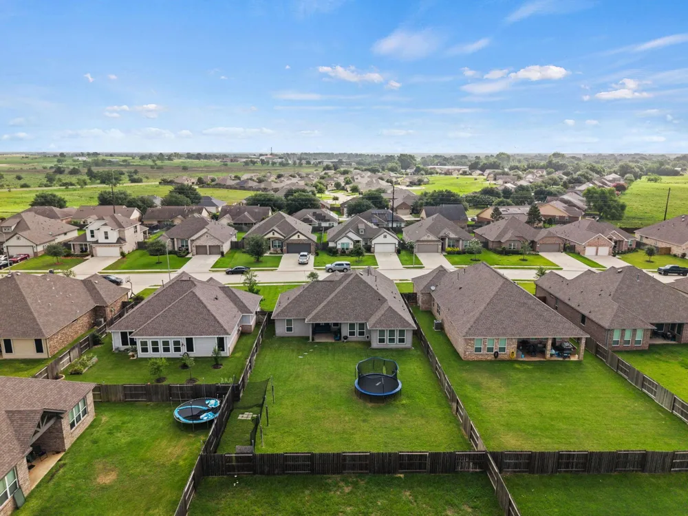 426 Hunters Crossing Drive Sealy, TX 77474