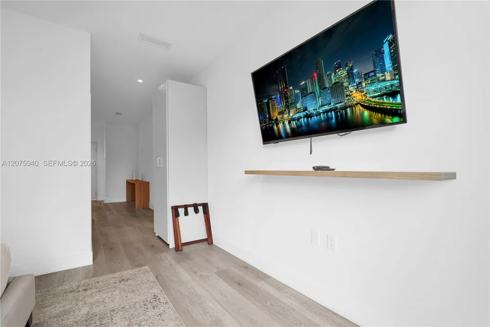 229 SW 9th St #404 Miami, FL 33130