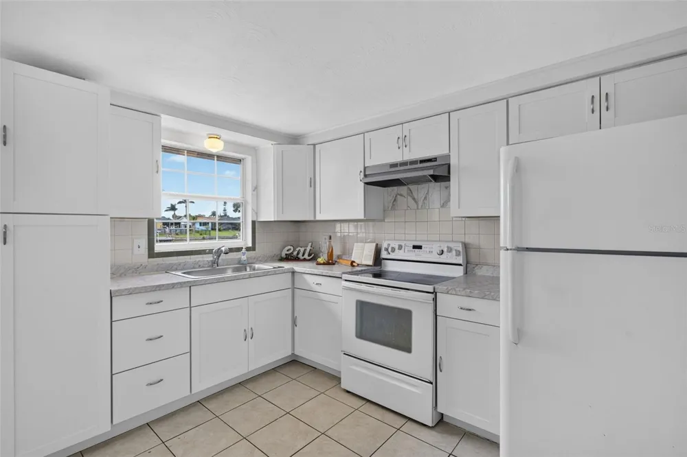 3852 SUNRAY DRIVE Holiday, FL 34691