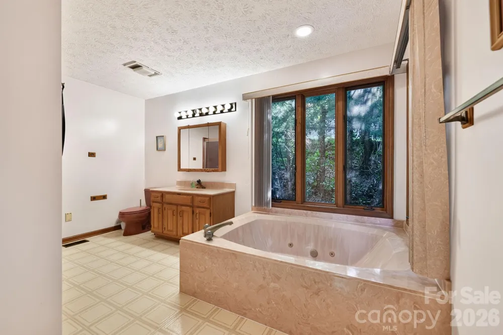18 E Rosewood Trail Hendersonville, NC 28739