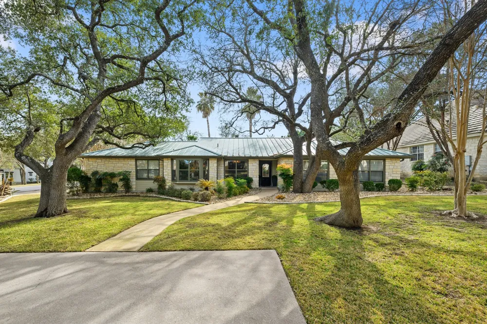 622 Robin Dale Drive Lakeway, TX 78734