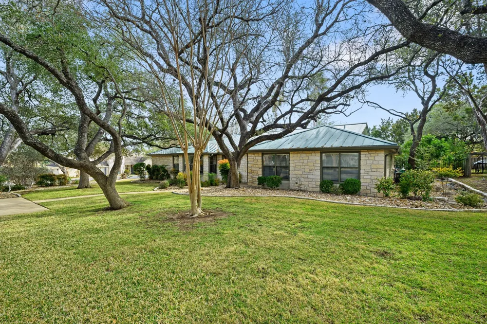 622 Robin Dale Drive Lakeway, TX 78734