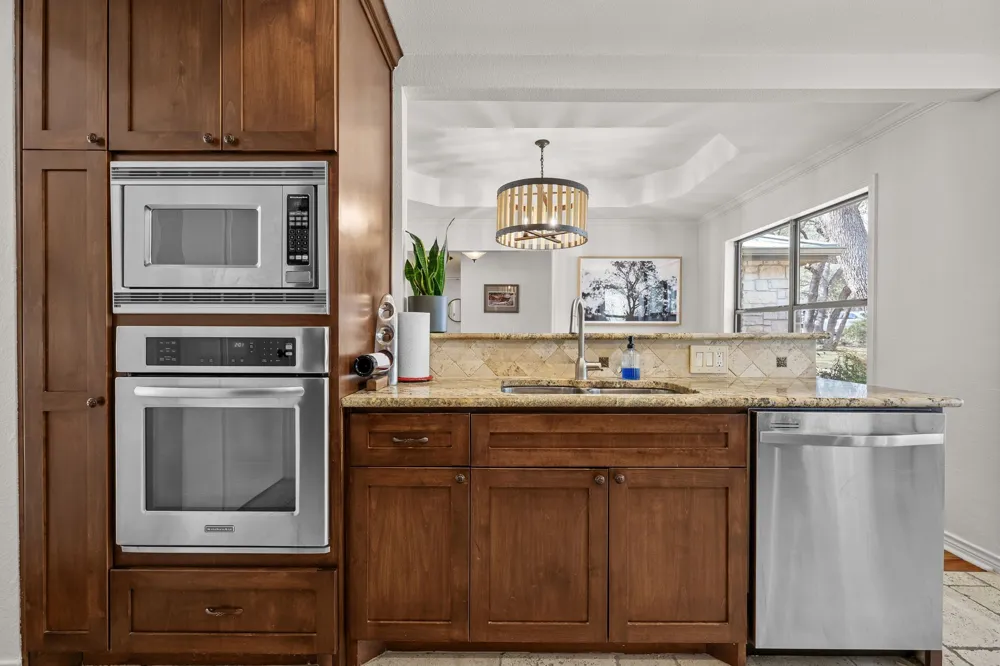 622 Robin Dale Drive Lakeway, TX 78734
