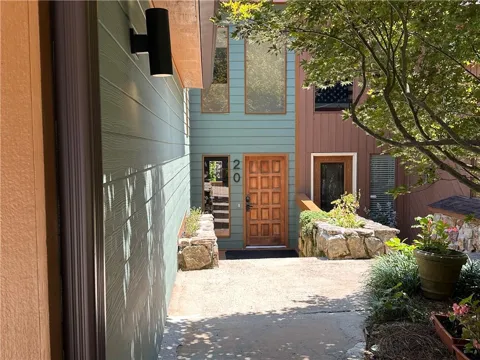 20 Colony Ridge Place