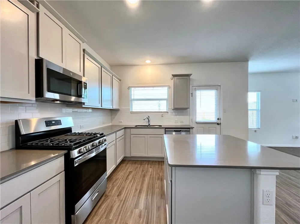 118 Canley Loop Hutto, TX 78634