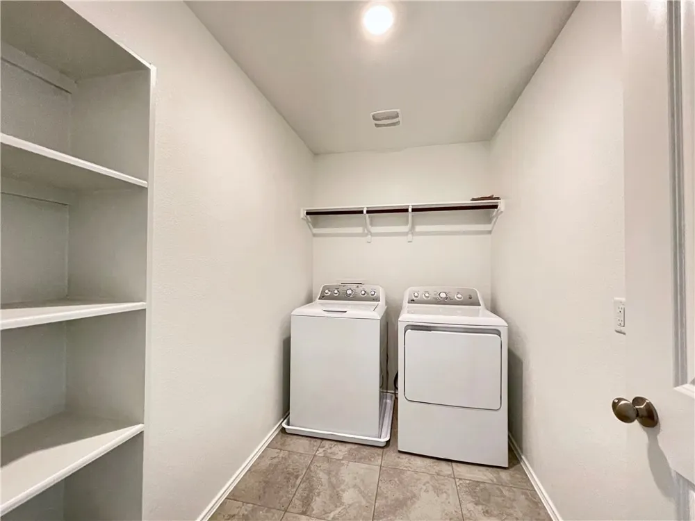 118 Canley Loop Hutto, TX 78634