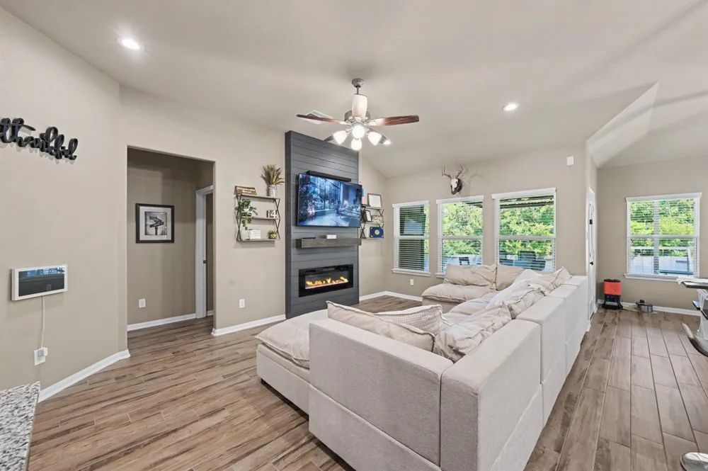 13258 Ridgeview Willis, TX 77318