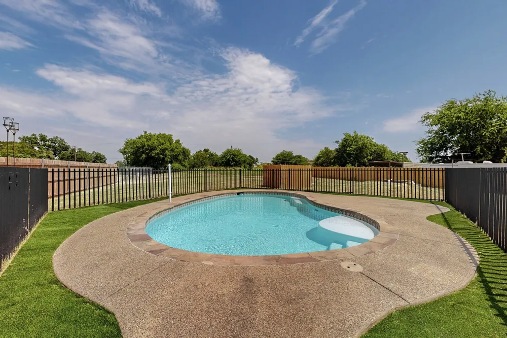 208 Ponderosa Lane Burleson, TX 76028