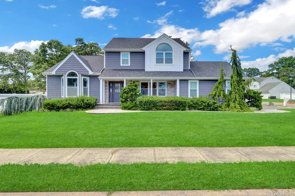 106 Paul Drive Holbrook, NY 11741